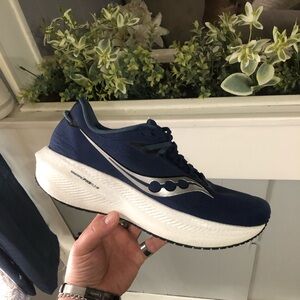 Men’s Saucony Triumph 21 Navy Blue White size 9.5
